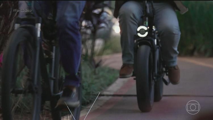 Circulação na contramão, engarrafamento e infração dos limites de velocidade: os riscos da febre das bicicletas elétricas