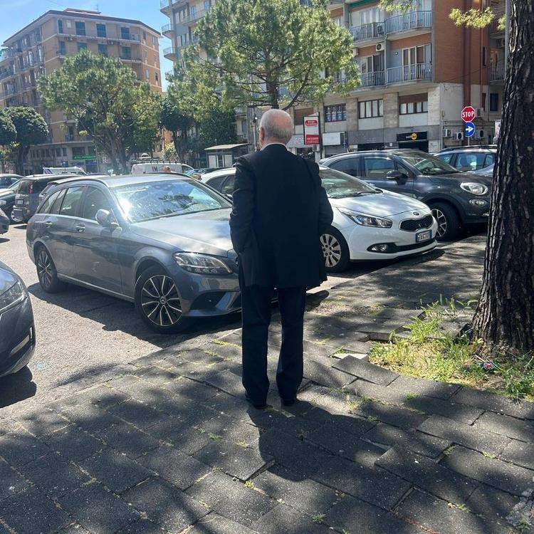 Il parcheggiatore abusivo e i cantieri: Vincenzo De Luca torna "sceriffo"