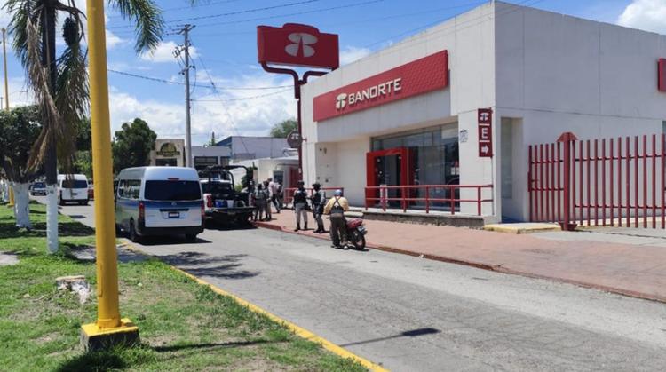 Policías detienen a dos asaltantes tras balacera en la autopista La Pera-Cuautla