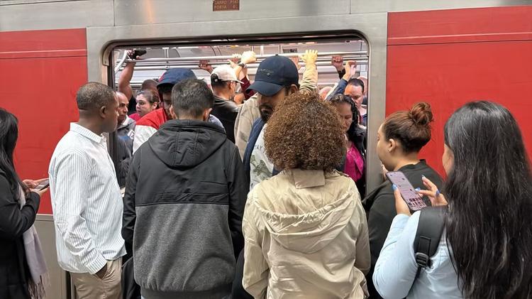 Falha afeta circulação de trens na Linha 11-Coral da CPTM; plataformas e trens ficam lotadas, e passageiros passam mal