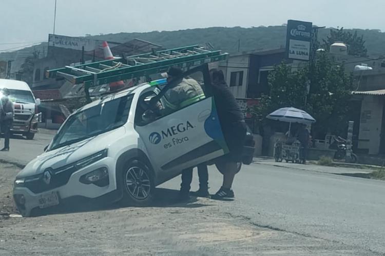 Camioneta de telecomunicaciones cae en zanja olvidada por el ayuntamiento en Zacatepec