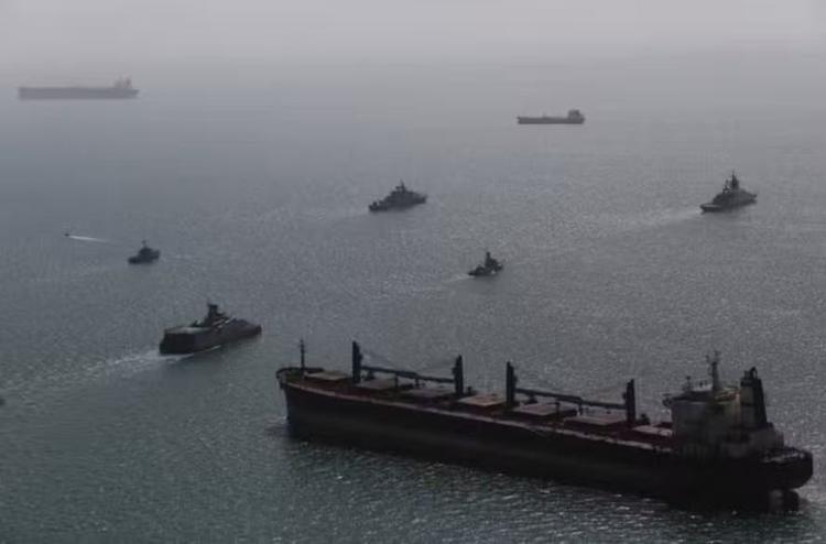 Irã afirma que Ormuz voltou a ser fechado; dois petroleiros são atingidos, diz agência