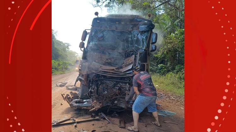 Duas carretas se envolvem em colisão na BR-210, no Amapá; ninguém ficou ferido