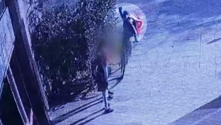 Polícia prende suspeito de esfaquear e estuprar mulheres em Porto Alegre; vídeo mostra homem de bicicleta atacando vítima