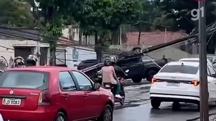 Caminhonete fica destruída após atingir poste na Avenida São Luís Rei de França