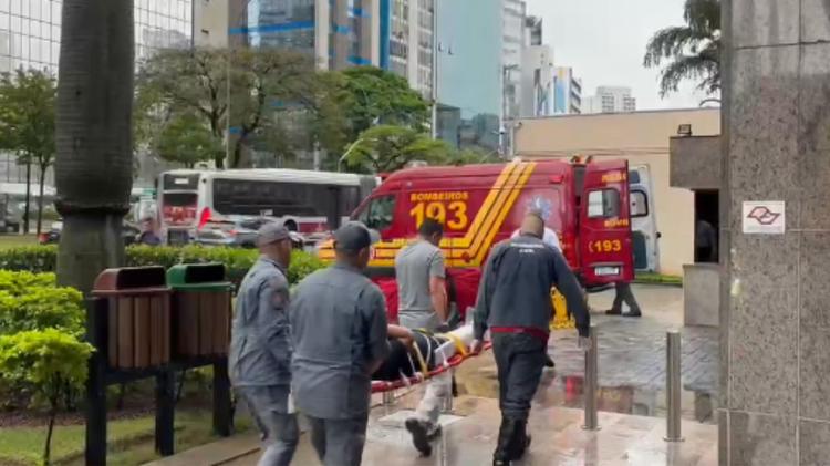 Duas pessoas ficam feridas após queda de estrutura em prédio na Faria Lima