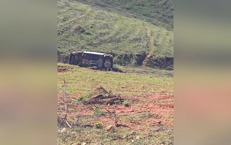 VÍDEO: motorista é resgatada após perder o controle da direção e capotar em ribanceira em Itapeva