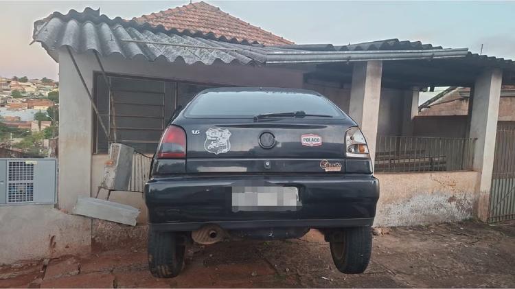 Jovem sem CNH perde controle de carro e atinge muro de casa em construção em Botucatu