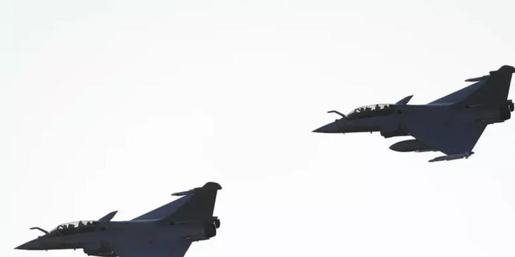 Lituania, sospetti droni nei cieli di Vilnius: aeroporto chiuso, ma... era uno stormo di uccelli