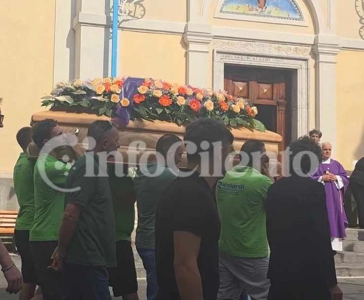 Sanza e Buonabitacolo in lacrime: l’ultimo commosso addio a Lorenzo Fortunato