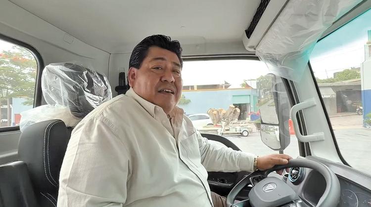 Luis Onofre entrega grúa de canastilla para agilizar los servicios públicos