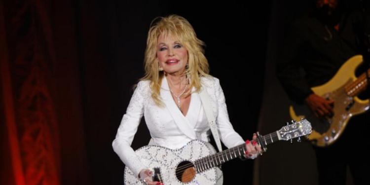 Dolly Parton, è morta a 80 anni la leggenda della musica country americana