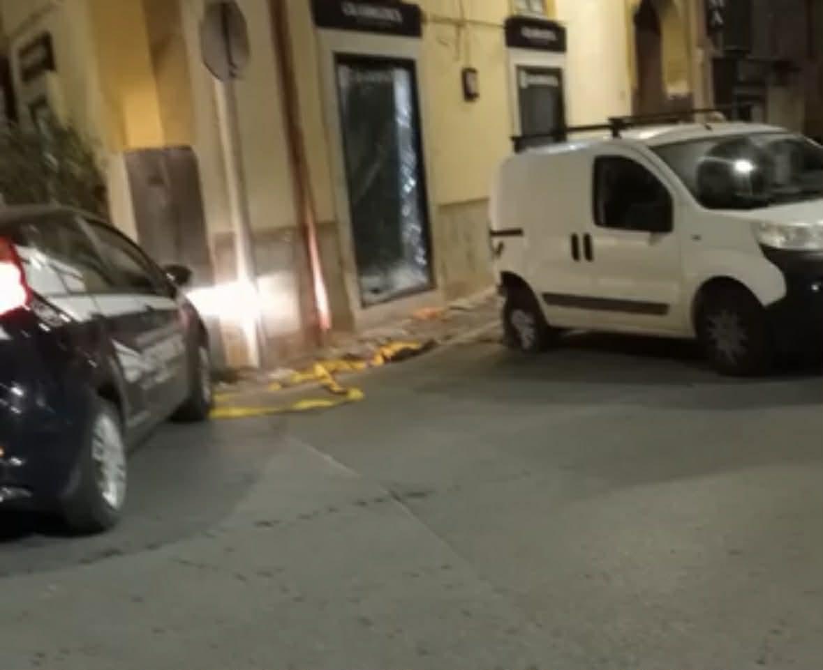 Aversa, banda della spaccata in azione in via Magenta: sfondata vetrina della gioielleria Grammatica