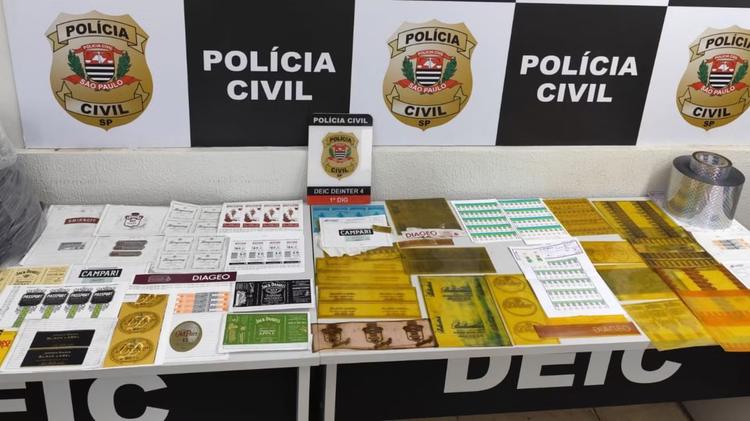 Dono de gráfica é preso em Bauru por suspeita de fabricar rótulos e selos para bebidas falsificadas