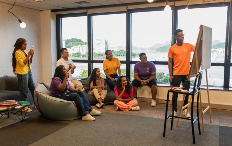 Programa 'Coletivo Coca-Cola Jovem + Inglês' abre mil vagas gratuitas para curso do idioma no Amazonas