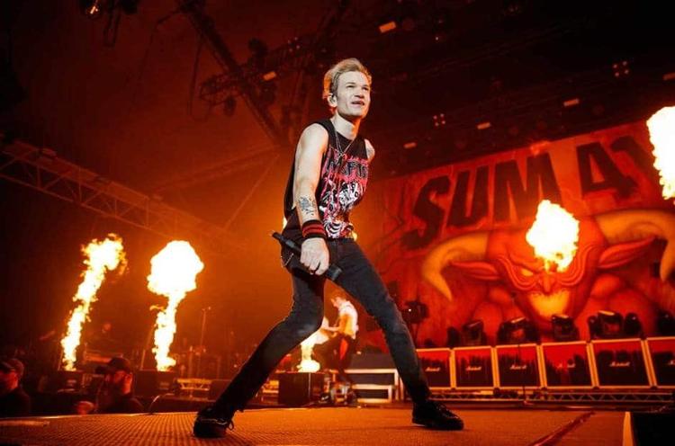 El cantante de Sum 41, Deryck Whibley, regresa a casa después de ser hospitalizado por neumonía