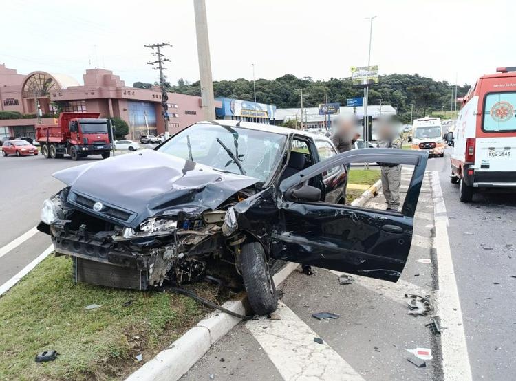 Motorista é encaminhado ao hospital após colisão no trevo da Grendene