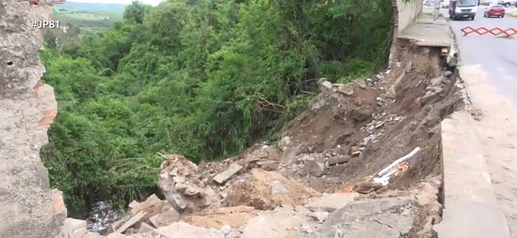 Rua é interditada após deslizamento e queda de muro em Campina Grande