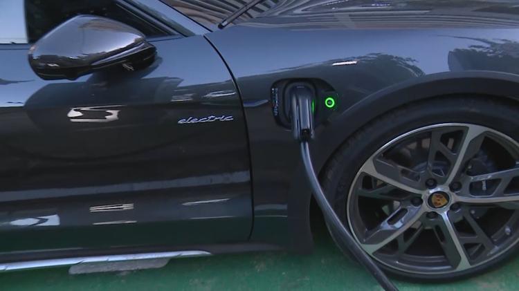 Porto Alegre instala primeiro 'carregador' público para carros elétricos do Brasil