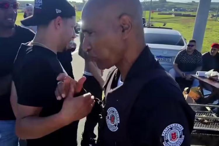 Guarda filmado comendo churrasco e ironizando infrações de motociclistas é afastado em Americana