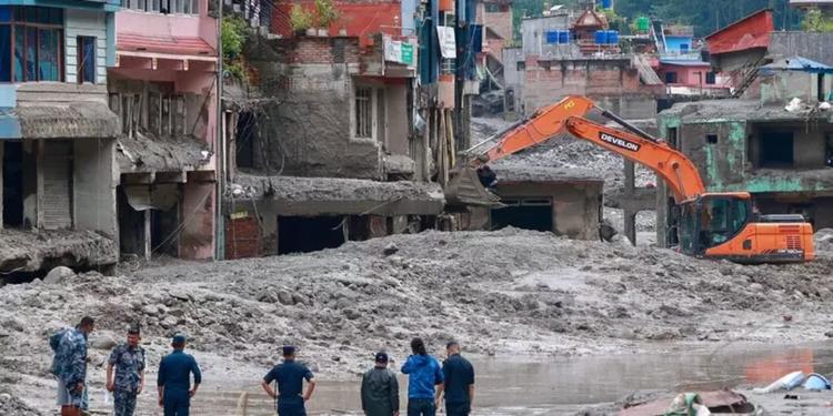 Nepal: il bilancio si aggrava, 623 morti e 2.500 dispersi. Centinaia di operai intrappolati in una galleria
