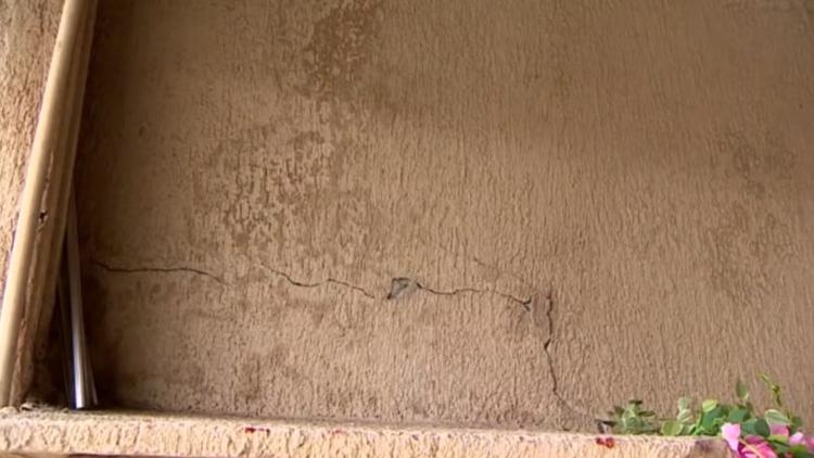 Moradores de rua onde cratera se abriu relatam rachaduras dentro de casa em São José