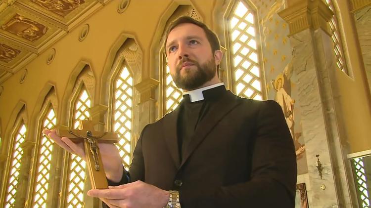 Sal, água benta e cruz: padre detalha itens usados em exorcismo e explica que ritual 'não é como nos filmes'
