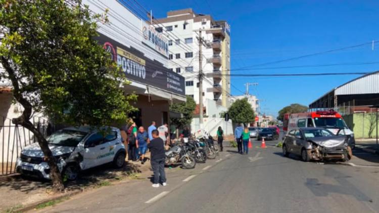 VÍDEO: Motorista fura pare e faz ‘strike’ em carro, motos e árvore em MG
