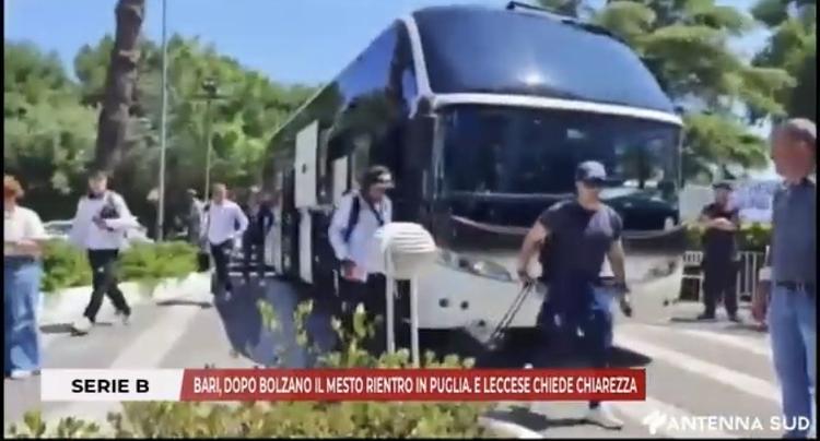 Bari, fischi e insulti al rientro da Bolzano. Leccese chiede chiarezza sul futuro