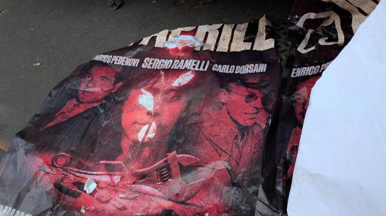 Strappa i manifesti per l'anniversario della morte di Ramelli, 33enne aggredito