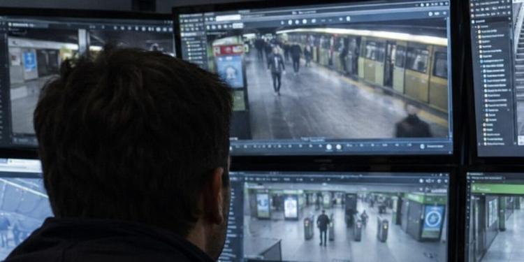 Massacrato da sei rapinatori in metro a Milano: «Mi prendevano a calci e pugni e nessuno mi aiutava»
