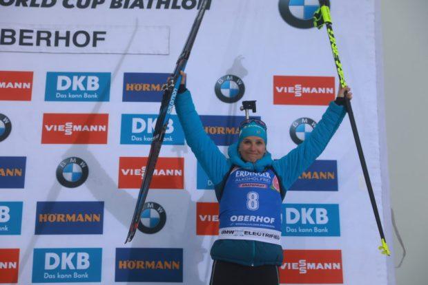 BIATHLON - La Savoyarde Julia Simon a décroché une superbe 3e place lors du sprint d'Oberhof disputé dans un épais brouillard. De retour sur la coupe du monde, la Norvégienne Marte Olsbu Roeiseland signe une victoire éclatante.