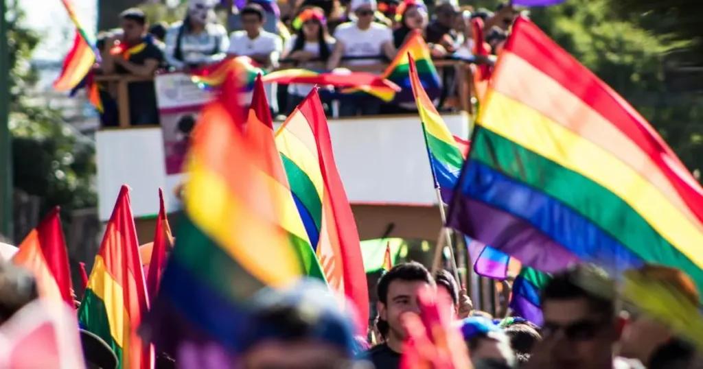 Joven cristiana comparte el Evangelio durante la marcha del orgullo en El Salvador