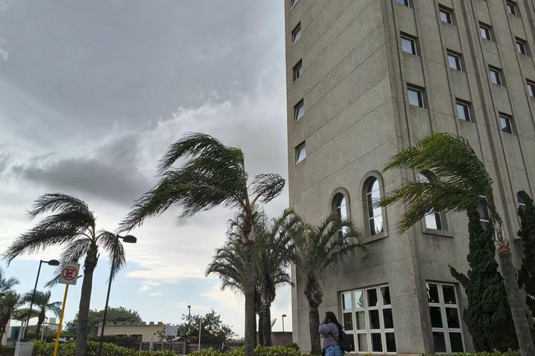 Cerca de 400 mil amanhecem sem luz no RJ após ventania; aeroportos de SP ainda enfrentam reflexos