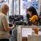 Idoso faz compras em Brasília: enxergar as potencialidades de uma sociedade da longevidade, transformando anos adicionais de vida em um ativo individual, familiar, econômico e social (Foto: Marcelo Camargo / Agência Brasil - 18/04/2026)