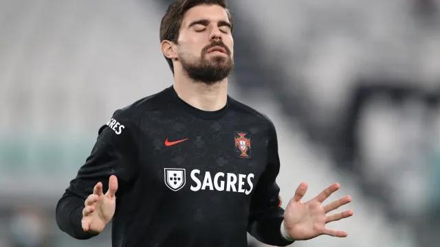Torcedores rivais provocam Rúben Neves com morte de Diogo Jota; CR7 defende companheiro