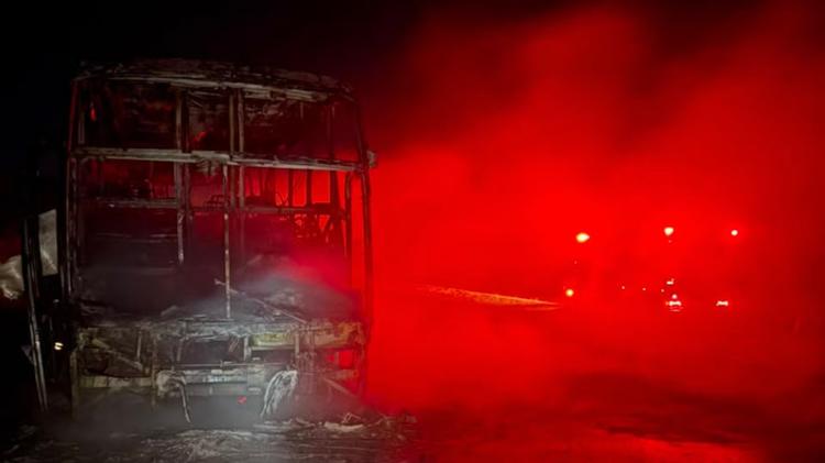 Ônibus que seguia para Brasília pega fogo na BR-050 em Uberlândia