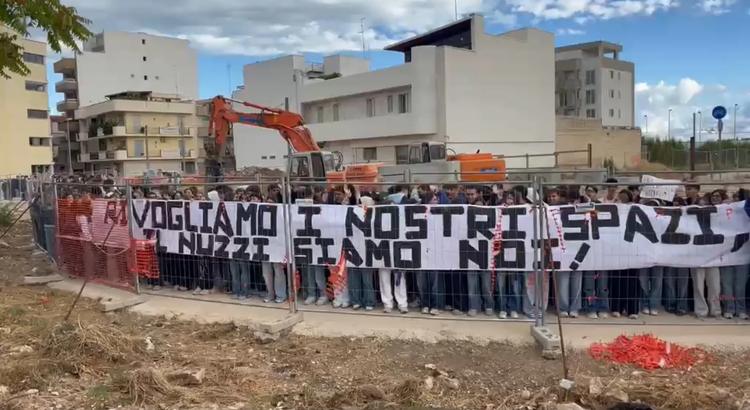 Andria, gli studenti del Liceo “Nuzzi” protestano: botta e risposta tra sindaca e rappresentanti scolastici