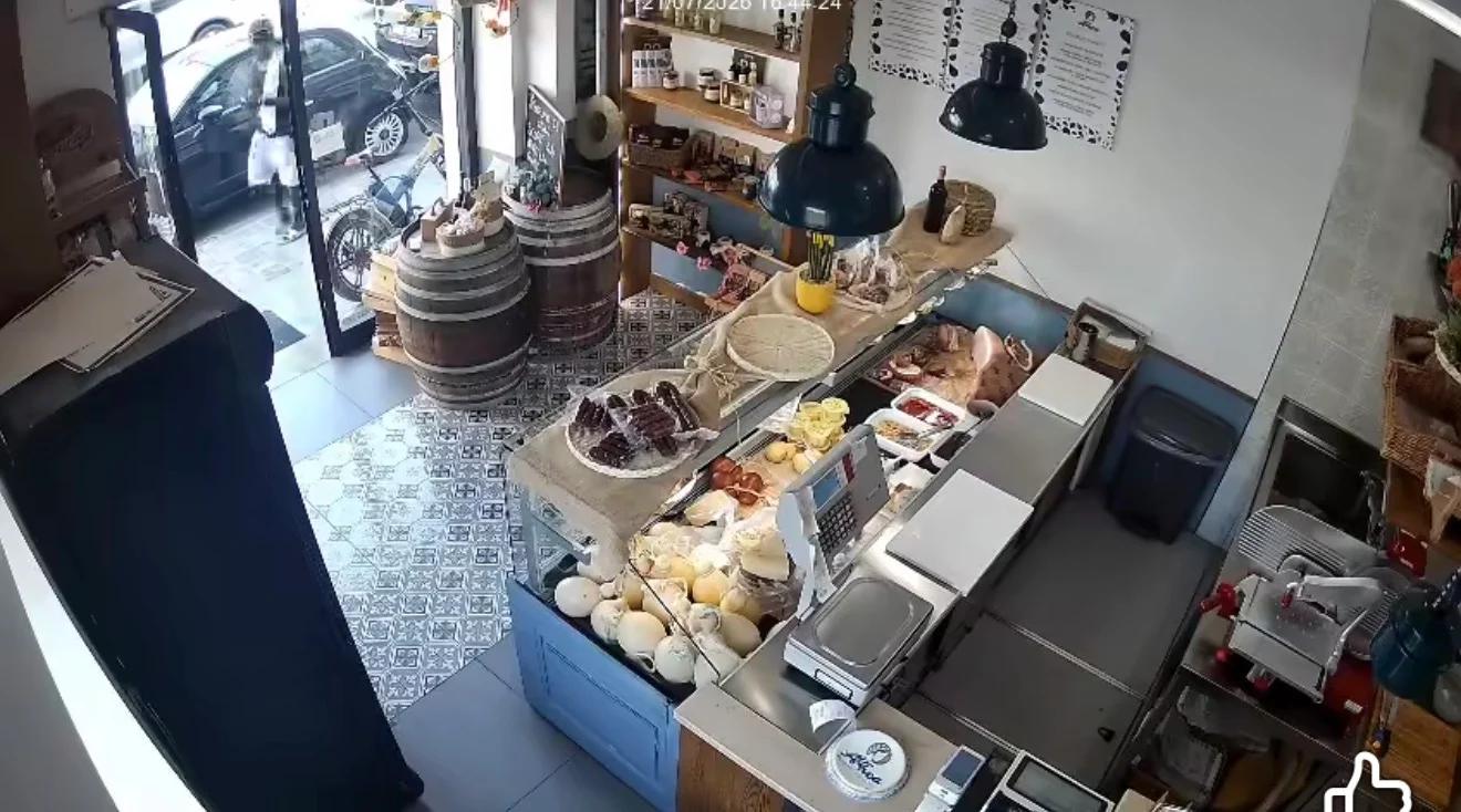 Agropoli, ruba una bici elettrica davanti a un negozio: il furto ripreso dalle telecamere
