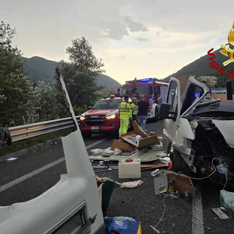 Scontro tra pullman, tre auto e un camper in provincia di Rieti: sei morti e 26 feriti. Tr...