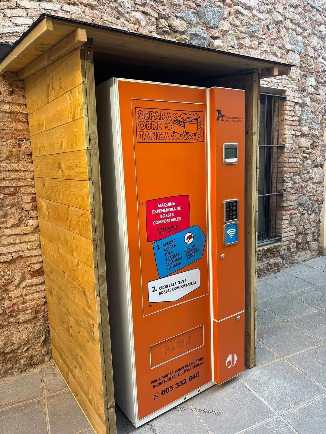 Instal·lat el nou punt de distribució de bosses compostables