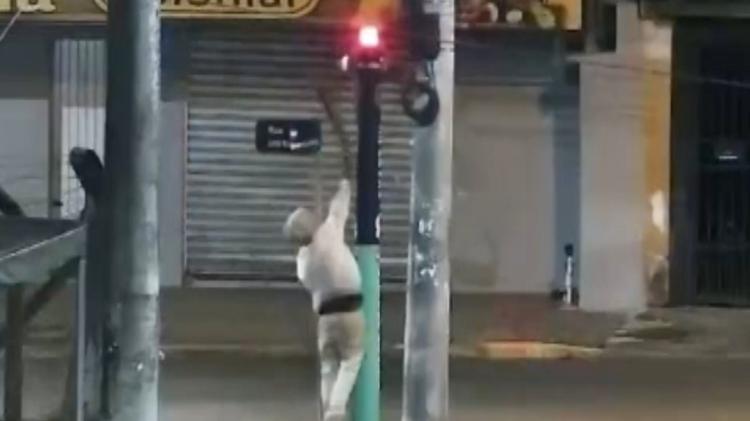 VÍDEO: Mulher vandaliza totem de segurança instalado 12 horas antes, é filmada por câmera próxima e acaba detida no RS