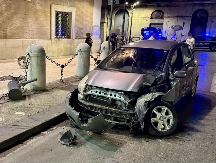 Foggia, si schianta contro Palazzo Dogana: guidava senza patente
