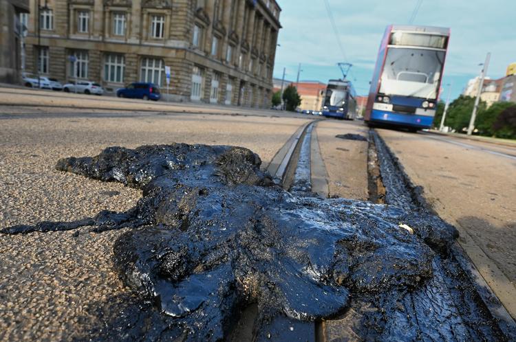 Calor derrete asfalto e obstrui trilhos de bonde na Alemanha
