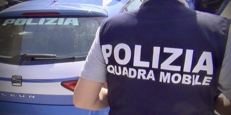 Catania, tenta la fuga in scooter ma viene bloccato dai "Falchi": arrestato 41enne con cocaina e marijuana