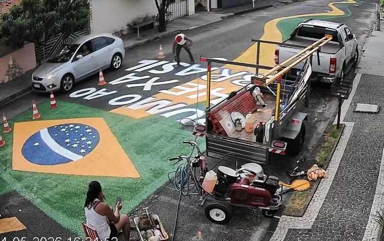 Torcedor que pinta sinalização de trânsito há 10 anos, faz alegria dos vizinhos pintando a rua para a Copa em Uberlândia