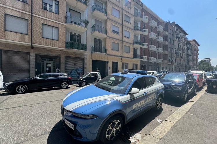 Madre uccide la figlia di 13 anni e poi si toglie la vita: a trovarle in casa la sorella 19enne