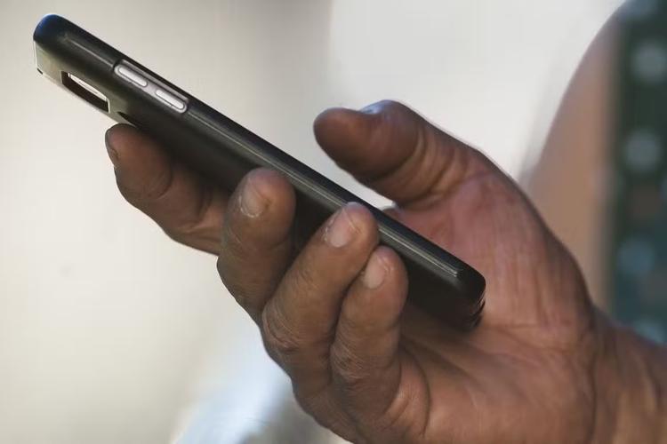 Homens usam tags escondidas para rastrear e perseguir mulheres em SP; prática pode configurar crime de stalking, diz SSP