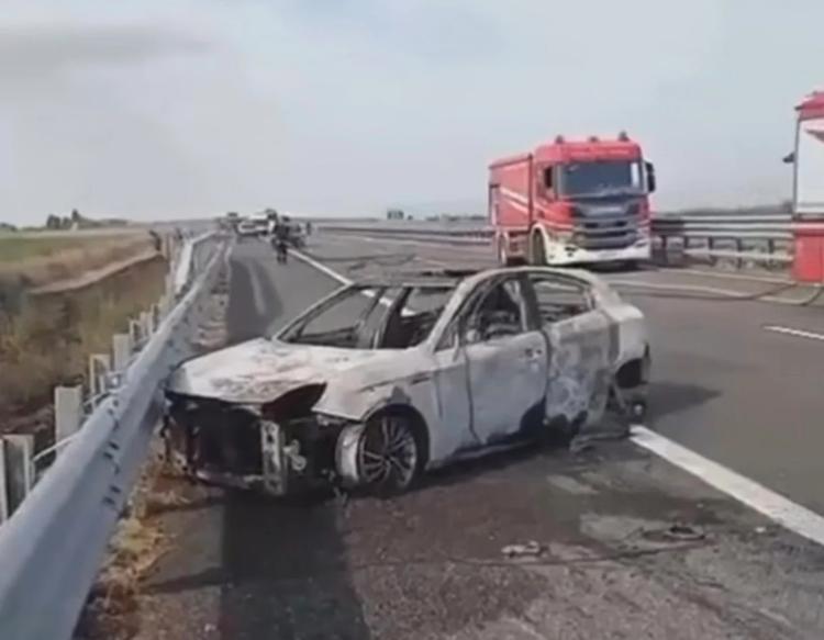 Foggia, assalto choc a portavalori: spari, chiodi e sette auto in fiamme