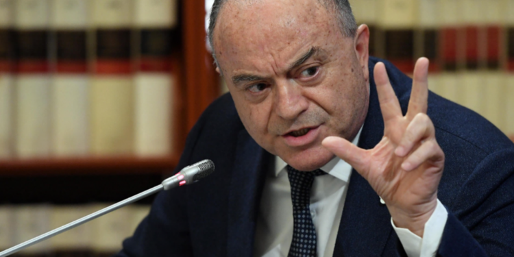 Gratteri e la guerra alla ’ndrangheta diventano una docuserie: da domani maggio su Hulu e Disney+